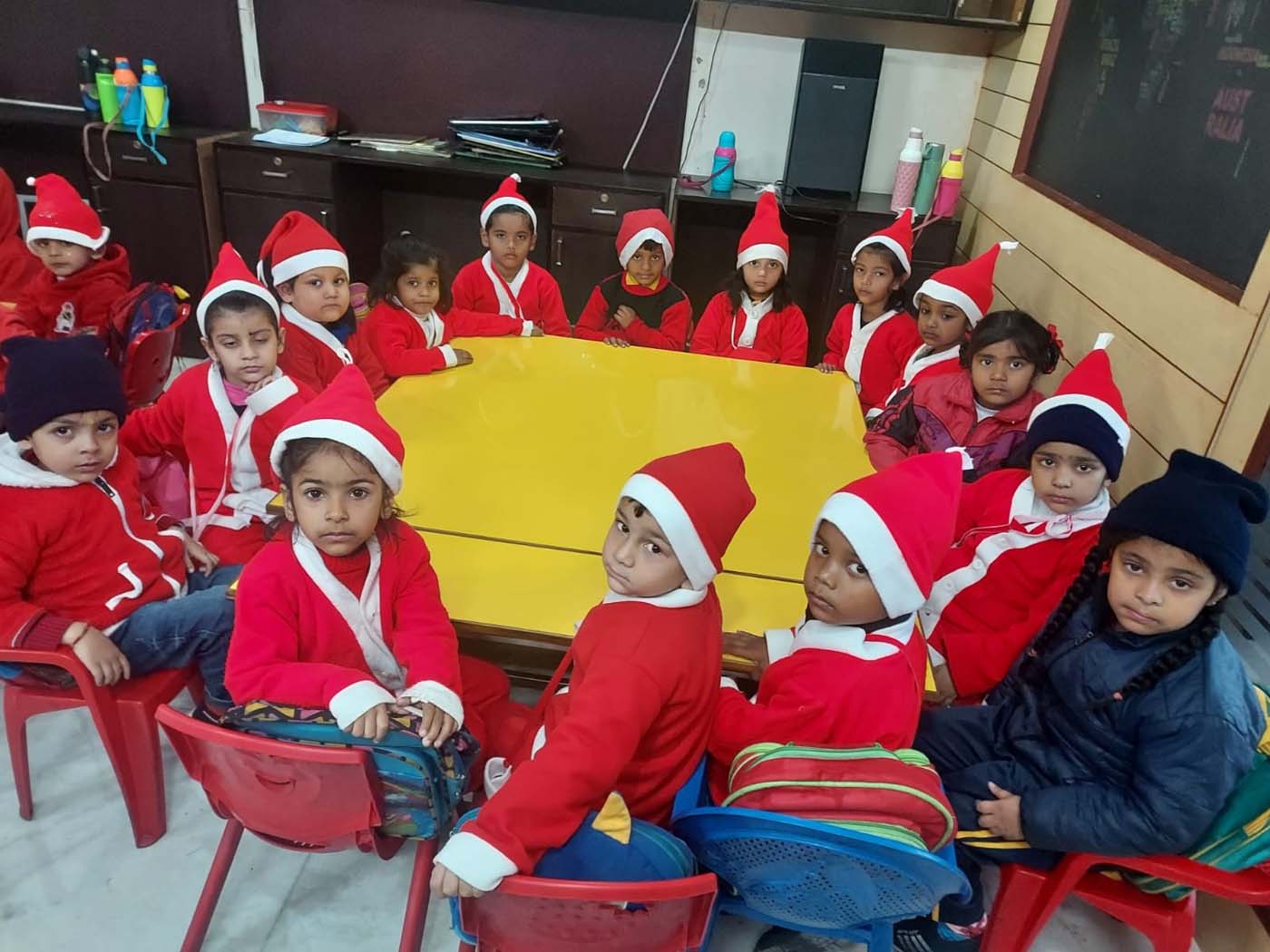 छोटे बच्चों ने क्रिसमस मनाया